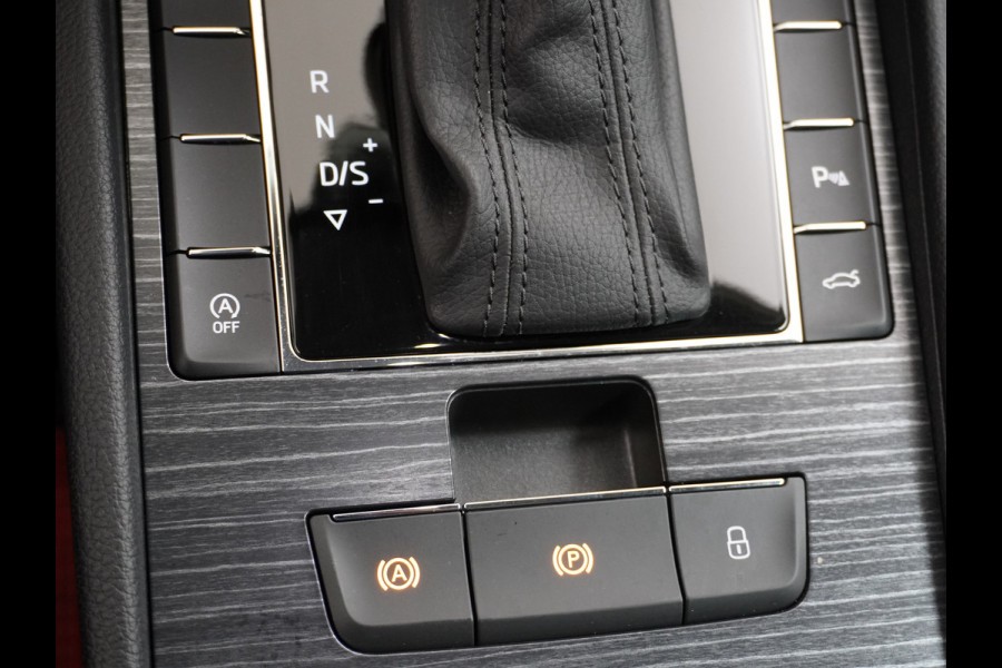 Škoda Superb Combi T-150PK AUT-7 Wegklapb.Trekh.Virtual Cockpit Apple Carplay Android Camera 1/2 Leer-Alcantara Memory Seats Navi Ecc Cruise  Keyless DAB Privacy Glas Lmv 18" Elek.Achterklep Business Upgrade Function Pakket DSG-7 Regen-Lichtsensor Wifi Voorruitverwarming Zeer compleet! 1e Eigenaar, Origineel Nederlands, 250Nm/1500Tpm 1.600KG Trekgewicht € 44.000 nieuw