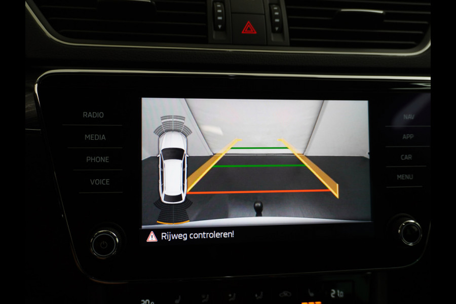 Škoda Superb Combi T-150PK AUT-7 Wegklapb.Trekh.Virtual Cockpit Apple Carplay Android Camera 1/2 Leer-Alcantara Memory Seats Navi Ecc Cruise  Keyless DAB Privacy Glas Lmv 18" Elek.Achterklep Business Upgrade Function Pakket DSG-7 Regen-Lichtsensor Wifi Voorruitverwarming Zeer compleet! 1e Eigenaar, Origineel Nederlands, 250Nm/1500Tpm 1.600KG Trekgewicht € 44.000 nieuw