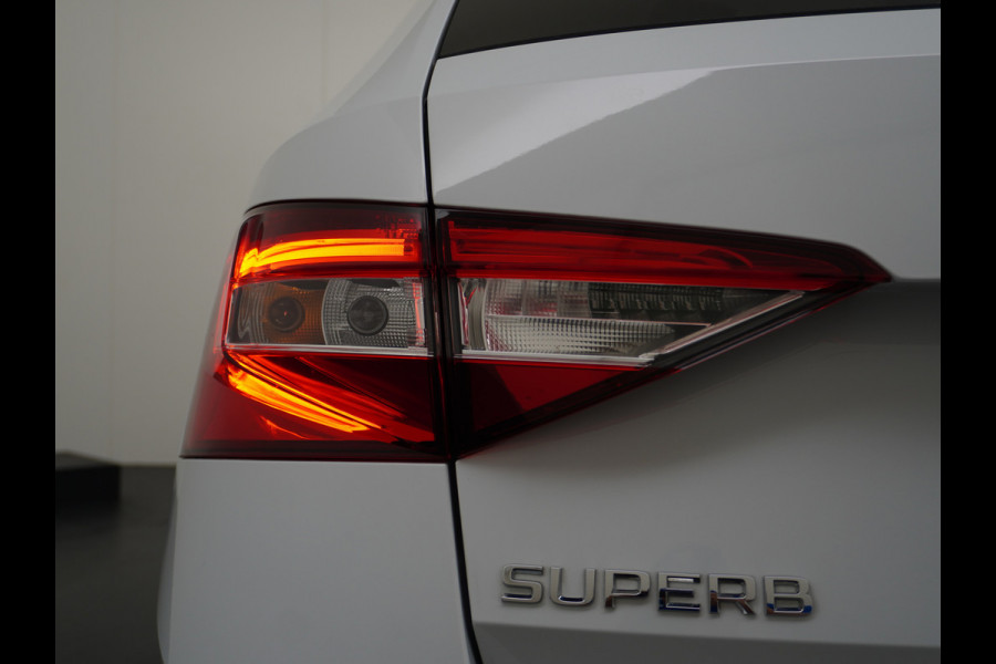 Škoda Superb Combi T-150PK AUT-7 Wegklapb.Trekh.Virtual Cockpit Apple Carplay Android Camera 1/2 Leer-Alcantara Memory Seats Navi Ecc Cruise  Keyless DAB Privacy Glas Lmv 18" Elek.Achterklep Business Upgrade Function Pakket DSG-7 Regen-Lichtsensor Wifi Voorruitverwarming Zeer compleet! 1e Eigenaar, Origineel Nederlands, 250Nm/1500Tpm 1.600KG Trekgewicht € 44.000 nieuw
