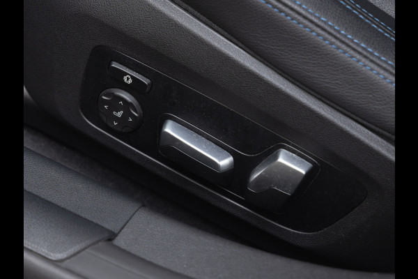 BMW i4 M50 - Dak - Memoryzetel - Trekhaak - Leder Dash - Driving + Parking Ass Prof