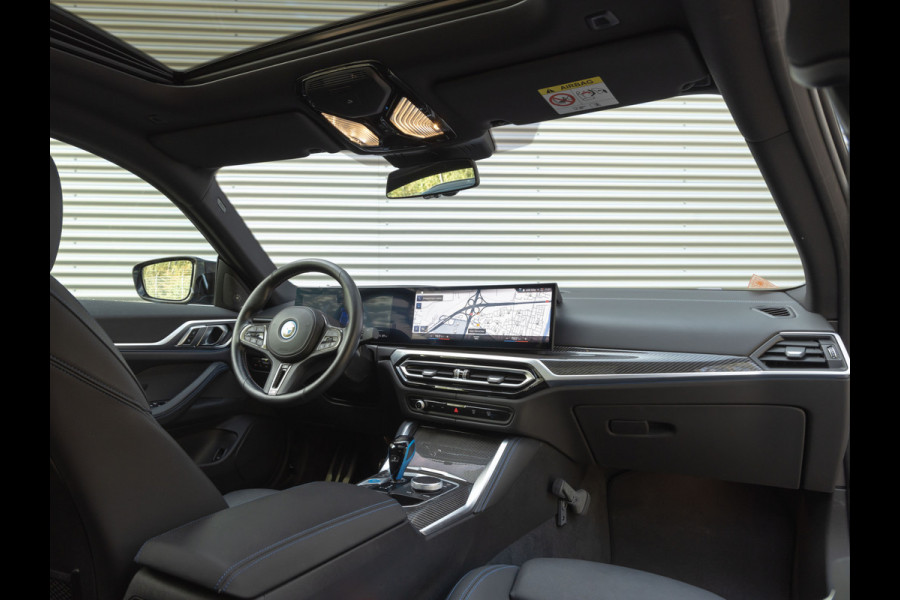 BMW i4 M50 - Dak - Memoryzetel - Trekhaak - Leder Dash - Driving + Parking Ass Prof