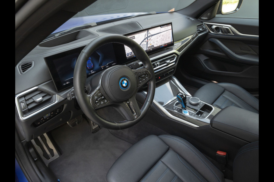 BMW i4 M50 - Dak - Memoryzetel - Trekhaak - Leder Dash - Driving + Parking Ass Prof