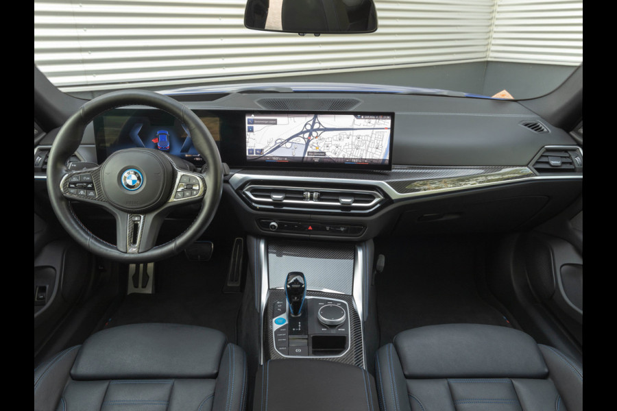 BMW i4 M50 - Dak - Memoryzetel - Trekhaak - Leder Dash - Driving + Parking Ass Prof