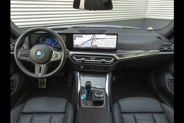 BMW i4 M50 - Dak - Memoryzetel - Trekhaak - Leder Dash - Driving + Parking Ass Prof