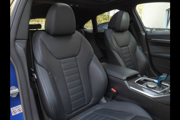 BMW i4 M50 - Dak - Memoryzetel - Trekhaak - Leder Dash - Driving + Parking Ass Prof