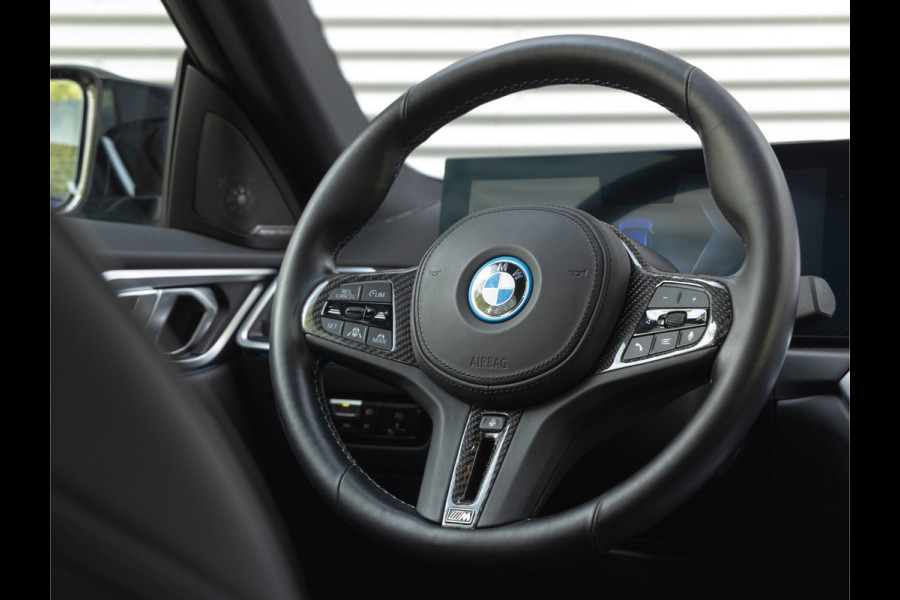 BMW i4 M50 - Dak - Memoryzetel - Trekhaak - Leder Dash - Driving + Parking Ass Prof