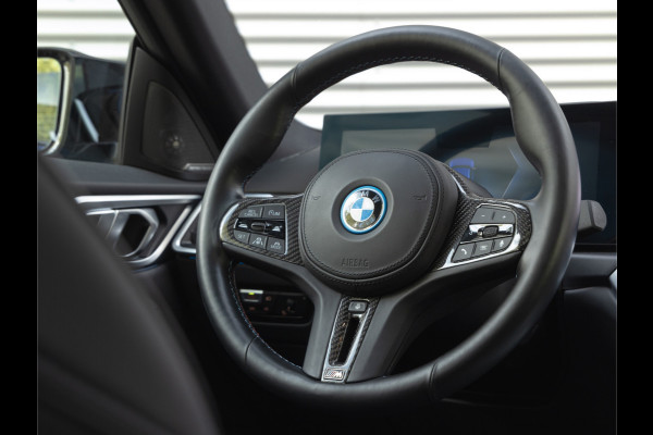 BMW i4 M50 - Dak - Memoryzetel - Trekhaak - Leder Dash - Driving + Parking Ass Prof