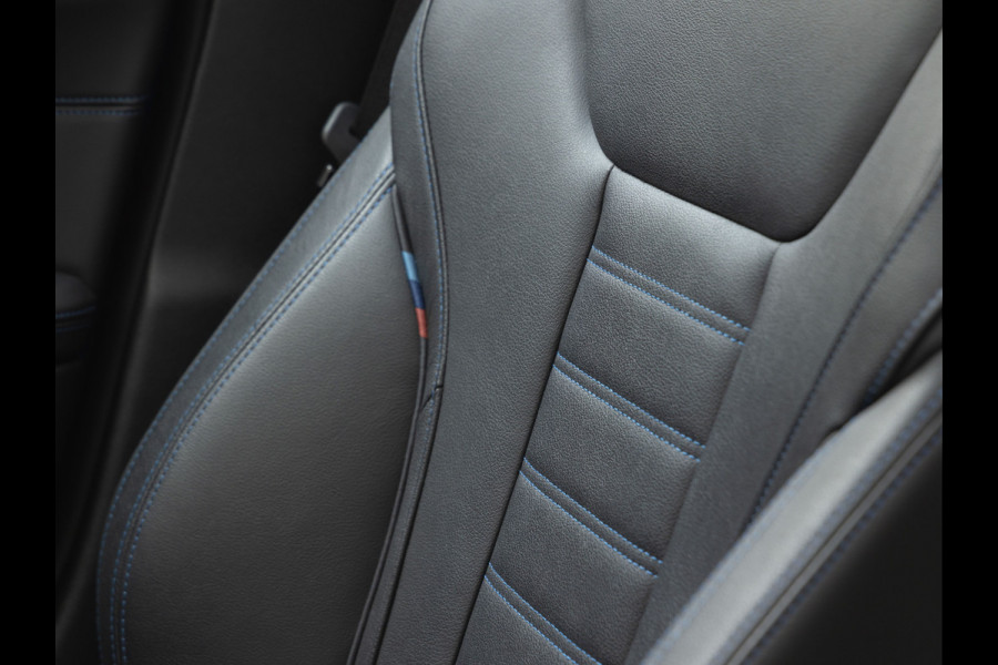 BMW i4 M50 - Dak - Memoryzetel - Trekhaak - Leder Dash - Driving + Parking Ass Prof