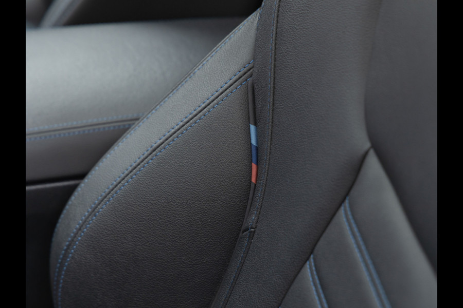 BMW i4 M50 - Dak - Memoryzetel - Trekhaak - Leder Dash - Driving + Parking Ass Prof