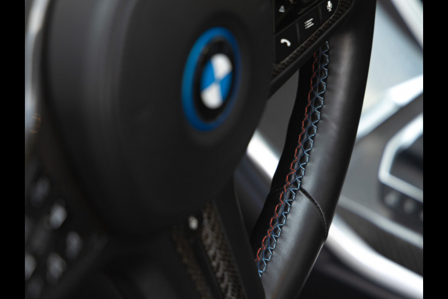 BMW i4 M50 - Dak - Memoryzetel - Trekhaak - Leder Dash - Driving + Parking Ass Prof