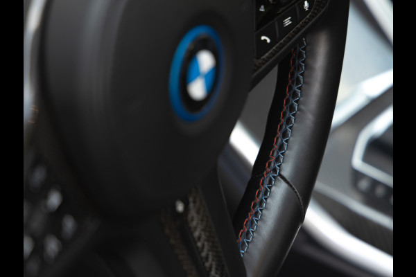 BMW i4 M50 - Dak - Memoryzetel - Trekhaak - Leder Dash - Driving + Parking Ass Prof