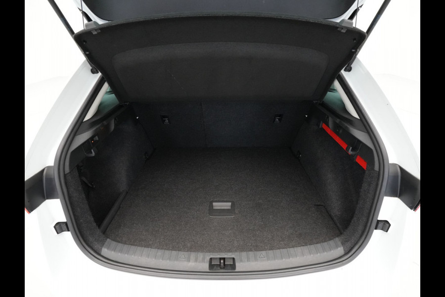 Škoda SCALA 1.0 TSI 115pk First Edition clima trekhaak 17'lm parkeersensors stoelverwarming