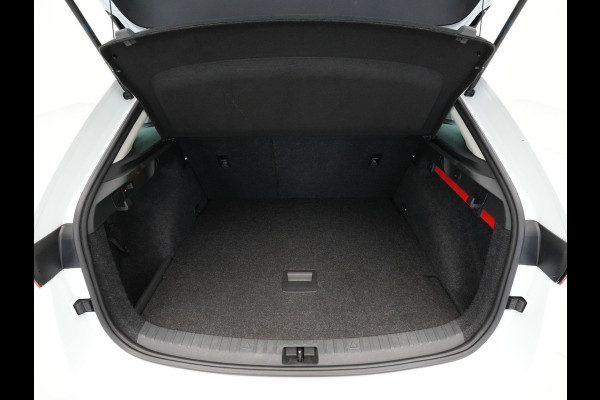 Škoda SCALA 1.0 TSI 115pk First Edition clima trekhaak 17'lm parkeersensors stoelverwarming