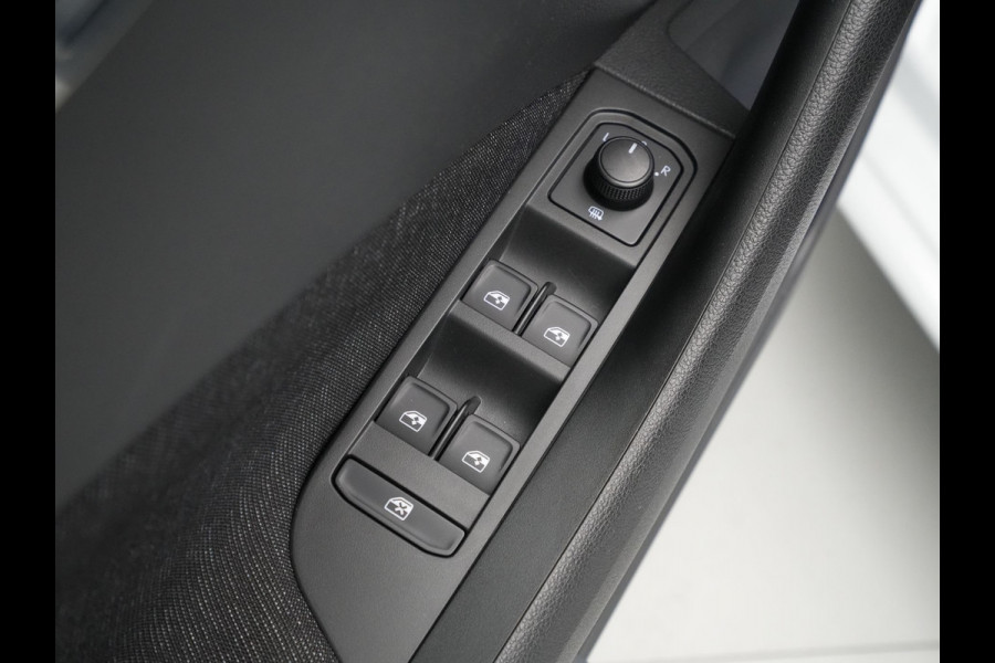 Škoda SCALA 1.0 TSI 115pk First Edition clima trekhaak 17'lm parkeersensors stoelverwarming