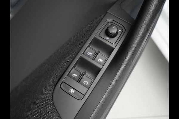 Škoda SCALA 1.0 TSI 115pk First Edition clima trekhaak 17'lm parkeersensors stoelverwarming