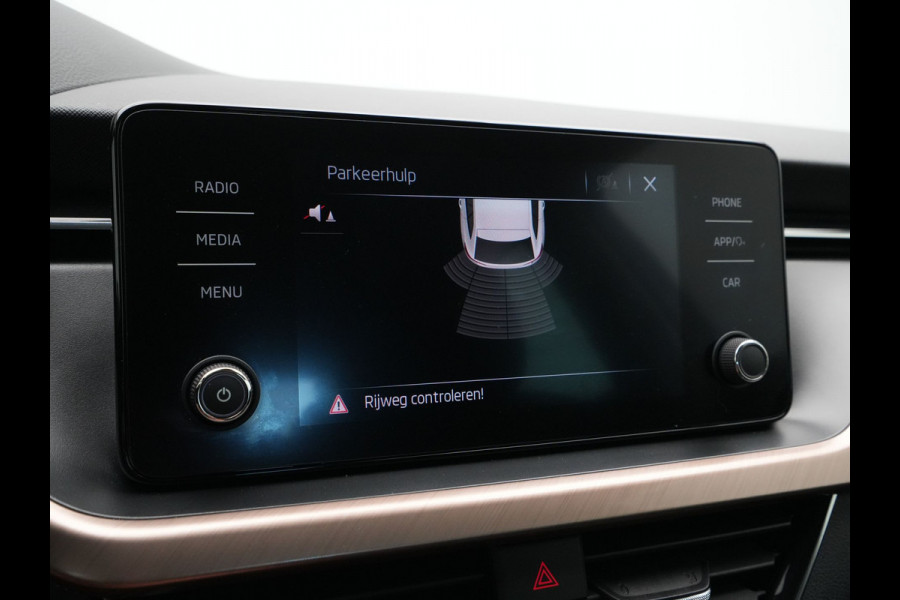 Škoda SCALA 1.0 TSI 115pk First Edition clima trekhaak 17'lm parkeersensors stoelverwarming