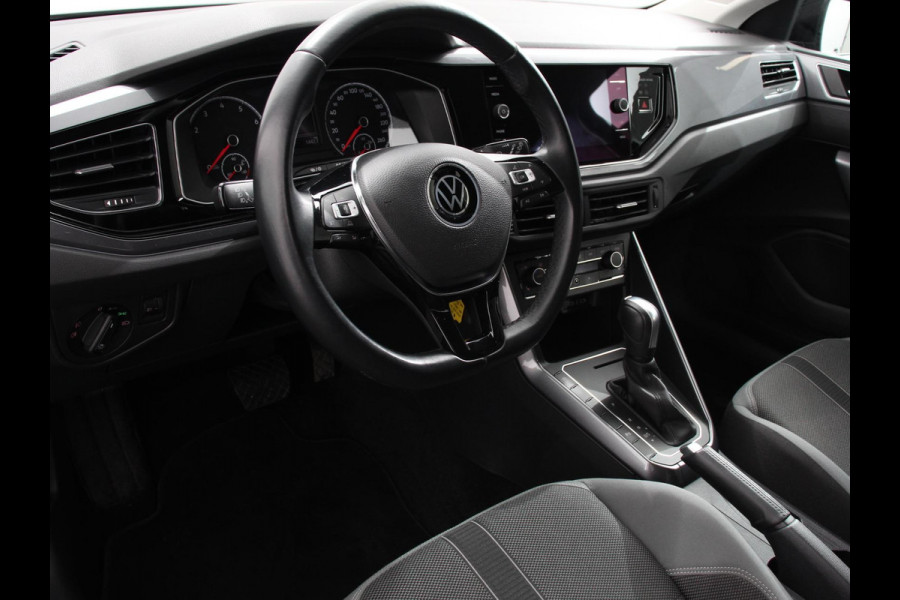 Volkswagen Polo 1.0 TSI DSG Highline 110Pk Navigatie Adaptive Cruise Control Parkeersensoren Voor + Achter Privacy Glass