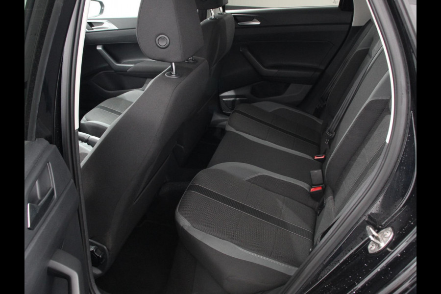 Volkswagen Polo 1.0 TSI DSG Highline 110Pk Navigatie Adaptive Cruise Control Parkeersensoren Voor + Achter Privacy Glass