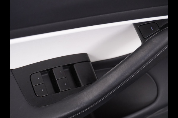 Tesla Model 3 Long Range AWD 75kWh 463PK Trekhaak 19" Ivory FSD-3 Computer Premium Audio AutoPilot Panoramadak Camera's Leer Adaptive-Cruise-C 4WD Stoel en achterbank verwarming Elektr.Stoelen+Memory+Easy-Entry WiFi Garantie op Accu tot 23-12-2027/192.000km