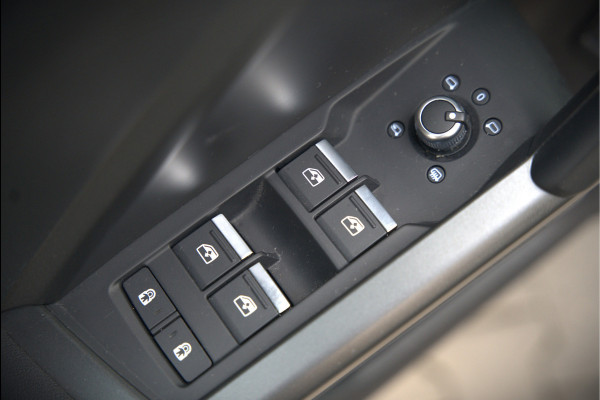 Audi Q3 45 TFSI e S edition | S-Line | Panoramadak | Sonos | Keyless | 360° Camera | Elek. Trekhaak | Matrix led | Dodehoekdetectie | BTW | Leer | Adaptive Cruise Control | Stoelverwarming | Elektrische Stoelen | Virtua