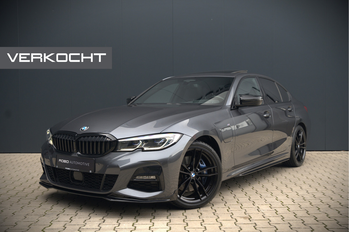 BMW 3-serie 330e High Executive M Sport | M Performance | Panoramadak | 360° Camera | Assisted Driving | Head Up Display | Stoelverwarming | Stuurverwarming | Apple Carplay | Navigatie | Adaptive Cruise Control | Ambiance Verlicht BMW 3-serie 330e High Executive M Sport | M Performance | Panoramadak | 360° Camera | Assisted Driving | Head Up Display | Stoelverwarming | Stuurverwarming | Apple Carplay | Navigatie | Adaptive Cruise Control | Ambiance Verlicht