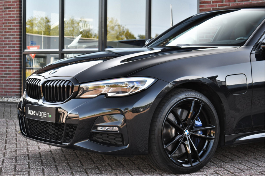 BMW 3-serie 330e M-Sport Pano H/K El-zetels Adp-onderstel El-klep Camera