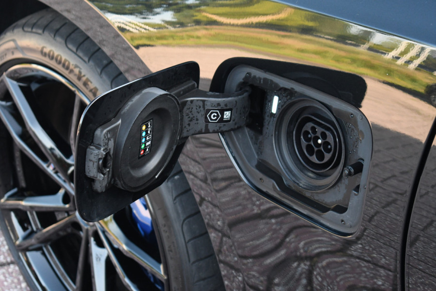 BMW 3-serie 330e M-Sport Pano H/K El-zetels Adp-onderstel El-klep Camera