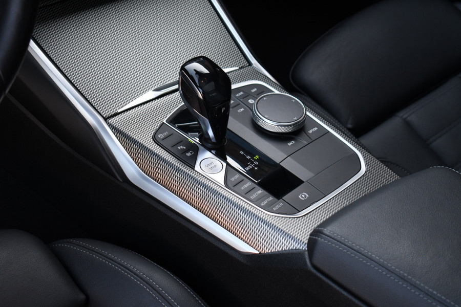 BMW 3-serie 330e M-Sport Pano H/K El-zetels Adp-onderstel El-klep Camera