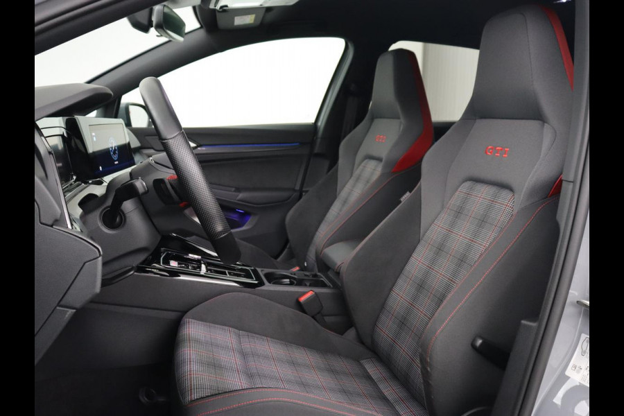 Volkswagen Golf 2.0 TSI GTI | Carplay | Sfeerverlichting | LED Plus | Sportstoelen | Parkeerhulp | Cruise control | Digital Cockpit | Climate control