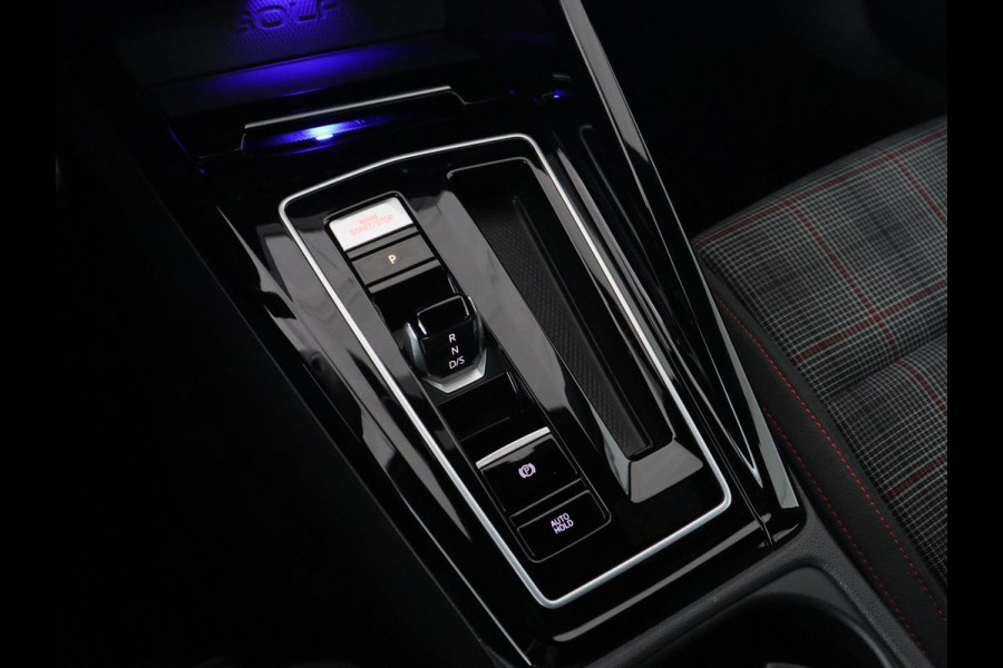 Volkswagen Golf 2.0 TSI GTI | Carplay | Sfeerverlichting | LED Plus | Sportstoelen | Parkeerhulp | Cruise control | Digital Cockpit | Climate control