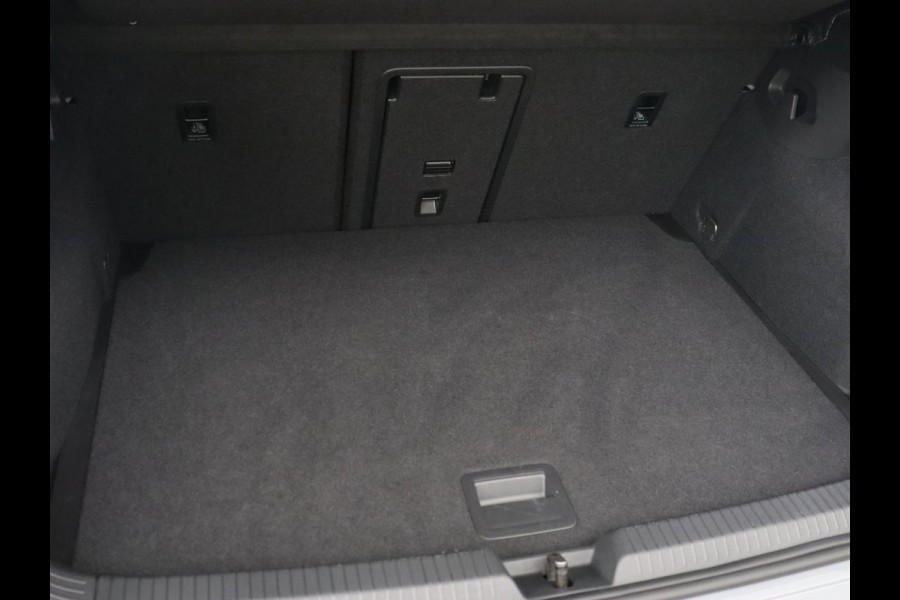 Volkswagen Golf 2.0 TSI GTI | Carplay | Sfeerverlichting | LED Plus | Sportstoelen | Parkeerhulp | Cruise control | Digital Cockpit | Climate control