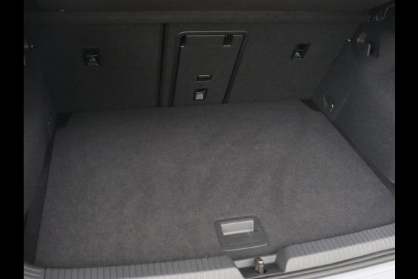 Volkswagen Golf 2.0 TSI GTI | Carplay | Sfeerverlichting | LED Plus | Sportstoelen | Parkeerhulp | Cruise control | Digital Cockpit | Climate control