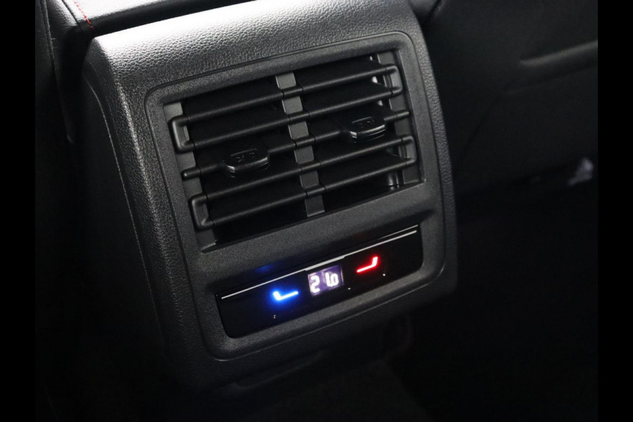 Volkswagen Golf 2.0 TSI GTI | Carplay | Sfeerverlichting | LED Plus | Sportstoelen | Parkeerhulp | Cruise control | Digital Cockpit | Climate control