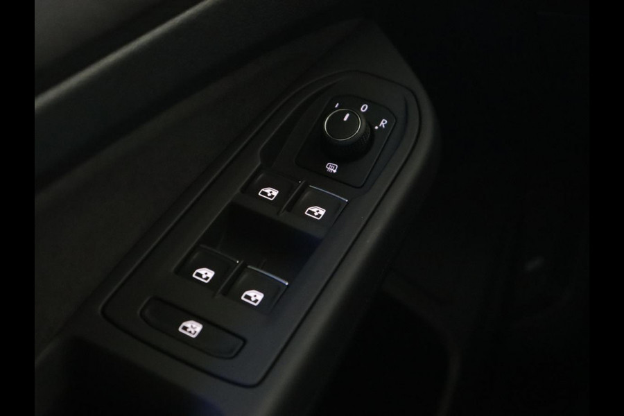 Volkswagen Golf 2.0 TSI GTI | Carplay | Sfeerverlichting | LED Plus | Sportstoelen | Parkeerhulp | Cruise control | Digital Cockpit | Climate control