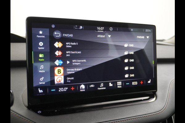 Škoda ENYAQ iV 80 204pk AUT. LEER Camera Adaptive-cruise+Stop/Go Head-Up Display Trekhaak Apple Carplay Android Auto Smartlink Adap.Cruise 21"  Spoorwisselassistent Verkeersborddetectie Sproeiers verwarmd Stoelen v/a verwarmd Grote Accu! Trekhaaksyst elektrisch Wegklapbaar. 1.000KG Trekgewicht! Zeer Compleet €56.000,- nieuw Grootste Actieradius/accu pakket.