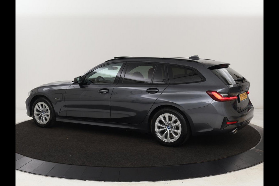 BMW 3-serie 320e Advantage | Panoramadak | Adaptive cruise | LaserLight | Leder | Sportstoelen | Stoelverwarming | Camera | Carplay | Live Cockpit | Sfeerverlichting | Navigatie | Keyless | PHEV | Plug In