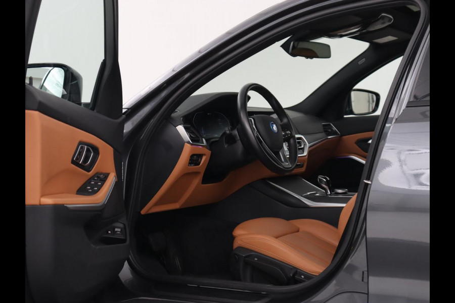 BMW 3-serie 320e Advantage | Panoramadak | Adaptive cruise | LaserLight | Leder | Sportstoelen | Stoelverwarming | Camera | Carplay | Live Cockpit | Sfeerverlichting | Navigatie | Keyless | PHEV | Plug In
