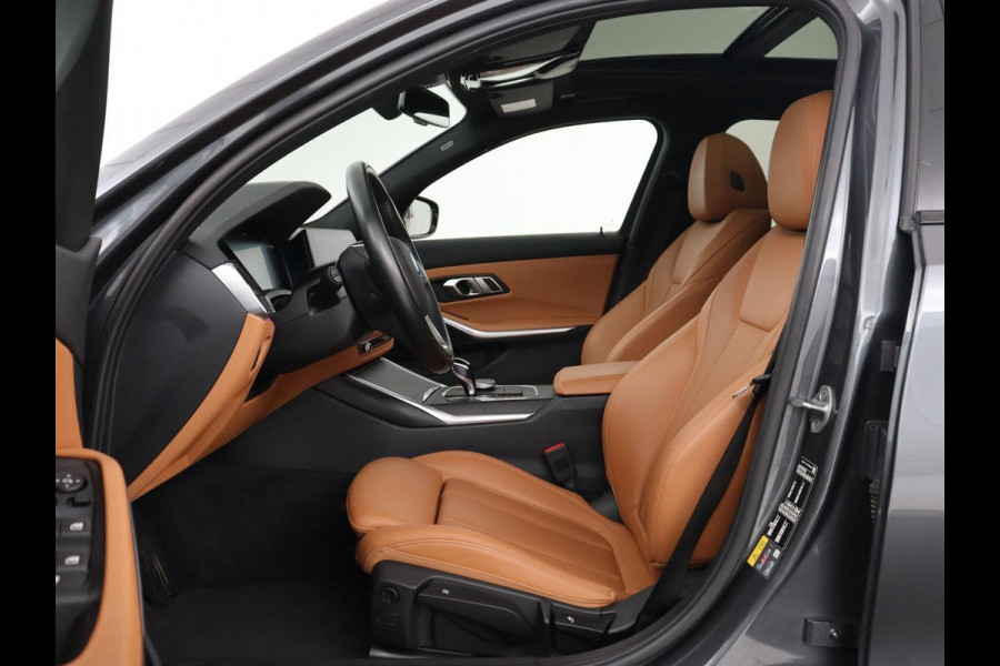 BMW 3-serie 320e Advantage | Panoramadak | Adaptive cruise | LaserLight | Leder | Sportstoelen | Stoelverwarming | Camera | Carplay | Live Cockpit | Sfeerverlichting | Navigatie | Keyless | PHEV | Plug In