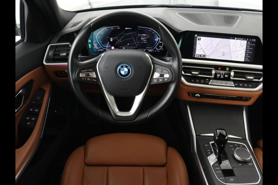 BMW 3-serie 320e Advantage | Panoramadak | Adaptive cruise | LaserLight | Leder | Sportstoelen | Stoelverwarming | Camera | Carplay | Live Cockpit | Sfeerverlichting | Navigatie | Keyless | PHEV | Plug In