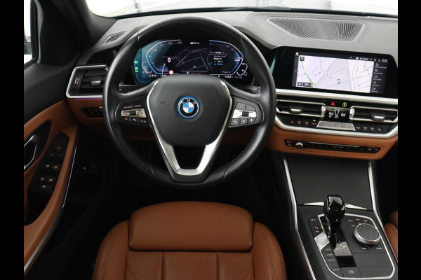 BMW 3-serie 320e Advantage | Panoramadak | Adaptive cruise | LaserLight | Leder | Sportstoelen | Stoelverwarming | Camera | Carplay | Live Cockpit | Sfeerverlichting | Navigatie | Keyless | PHEV | Plug In