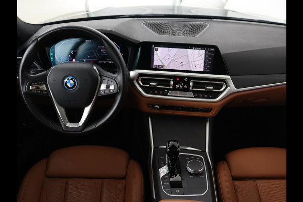 BMW 3-serie 320e Advantage | Panoramadak | Adaptive cruise | LaserLight | Leder | Sportstoelen | Stoelverwarming | Camera | Carplay | Live Cockpit | Sfeerverlichting | Navigatie | Keyless | PHEV | Plug In