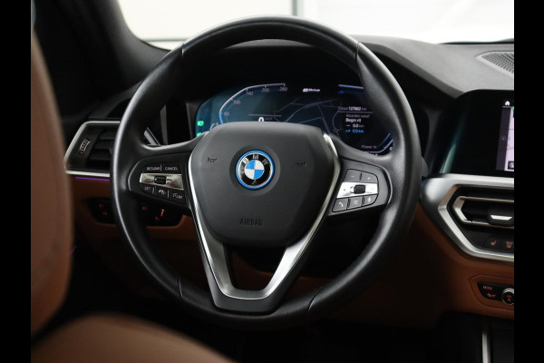 BMW 3-serie 320e Advantage | Panoramadak | Adaptive cruise | LaserLight | Leder | Sportstoelen | Stoelverwarming | Camera | Carplay | Live Cockpit | Sfeerverlichting | Navigatie | Keyless | PHEV | Plug In