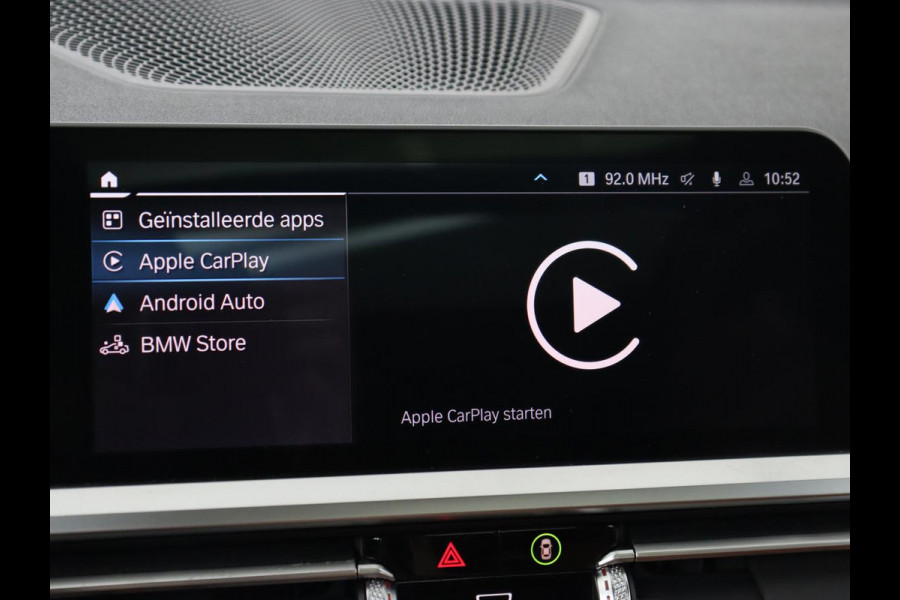 BMW 3-serie 320e Advantage | Panoramadak | Adaptive cruise | LaserLight | Leder | Sportstoelen | Stoelverwarming | Camera | Carplay | Live Cockpit | Sfeerverlichting | Navigatie | Keyless | PHEV | Plug In