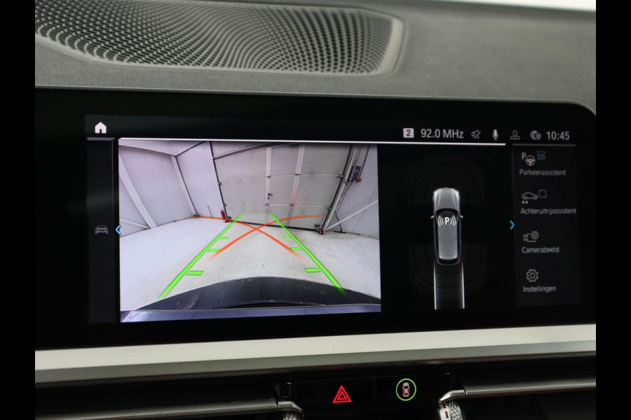 BMW 3-serie 320e Advantage | Panoramadak | Adaptive cruise | LaserLight | Leder | Sportstoelen | Stoelverwarming | Camera | Carplay | Live Cockpit | Sfeerverlichting | Navigatie | Keyless | PHEV | Plug In