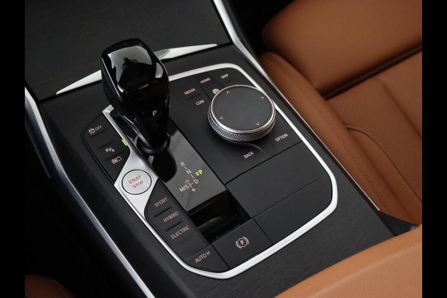 BMW 3-serie 320e Advantage | Panoramadak | Adaptive cruise | LaserLight | Leder | Sportstoelen | Stoelverwarming | Camera | Carplay | Live Cockpit | Sfeerverlichting | Navigatie | Keyless | PHEV | Plug In