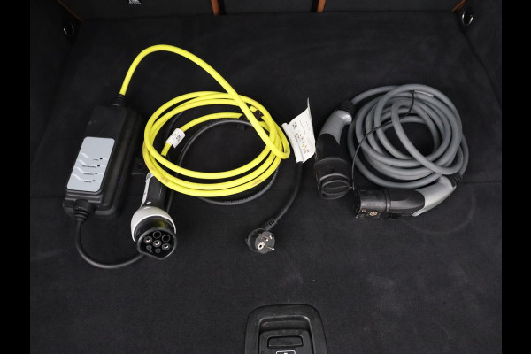 BMW 3-serie 320e Advantage | Panoramadak | Adaptive cruise | LaserLight | Leder | Sportstoelen | Stoelverwarming | Camera | Carplay | Live Cockpit | Sfeerverlichting | Navigatie | Keyless | PHEV | Plug In