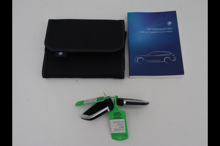 BMW 3-serie 320e Advantage | Panoramadak | Adaptive cruise | LaserLight | Leder | Sportstoelen | Stoelverwarming | Camera | Carplay | Live Cockpit | Sfeerverlichting | Navigatie | Keyless | PHEV | Plug In