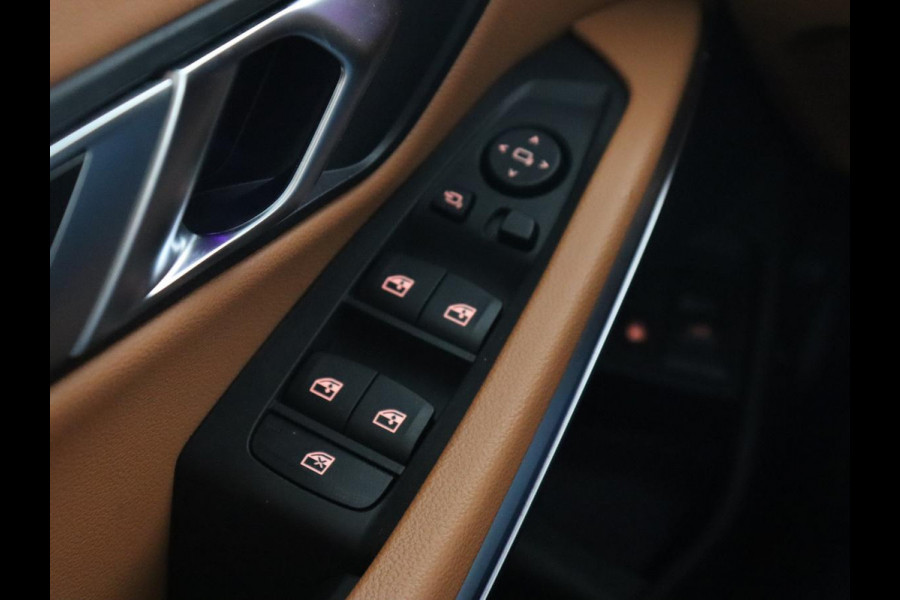 BMW 3-serie 320e Advantage | Panoramadak | Adaptive cruise | LaserLight | Leder | Sportstoelen | Stoelverwarming | Camera | Carplay | Live Cockpit | Sfeerverlichting | Navigatie | Keyless | PHEV | Plug In