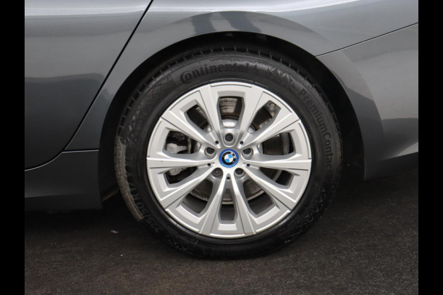 BMW 3-serie 320e Advantage | Panoramadak | Adaptive cruise | LaserLight | Leder | Sportstoelen | Stoelverwarming | Camera | Carplay | Live Cockpit | Sfeerverlichting | Navigatie | Keyless | PHEV | Plug In