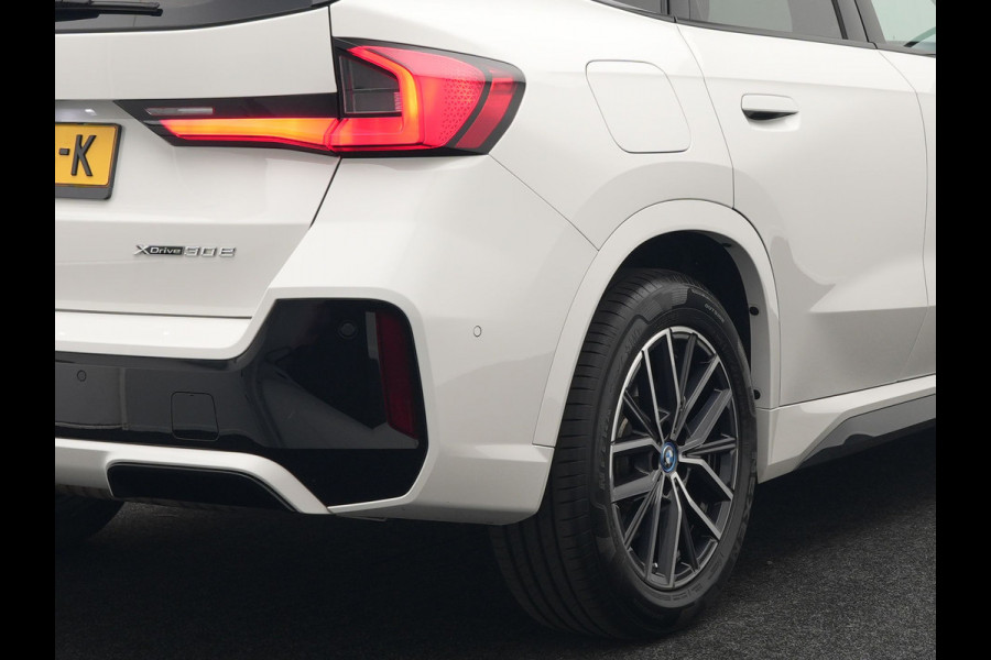 BMW X1 xDrive30e M-sport Plug in Hybrid 327pk PHEV | Adaptive Cruise | Head-up Display | 360 Camera | Carplay | Stoelen Verwarmd | Sfeerverlichting |